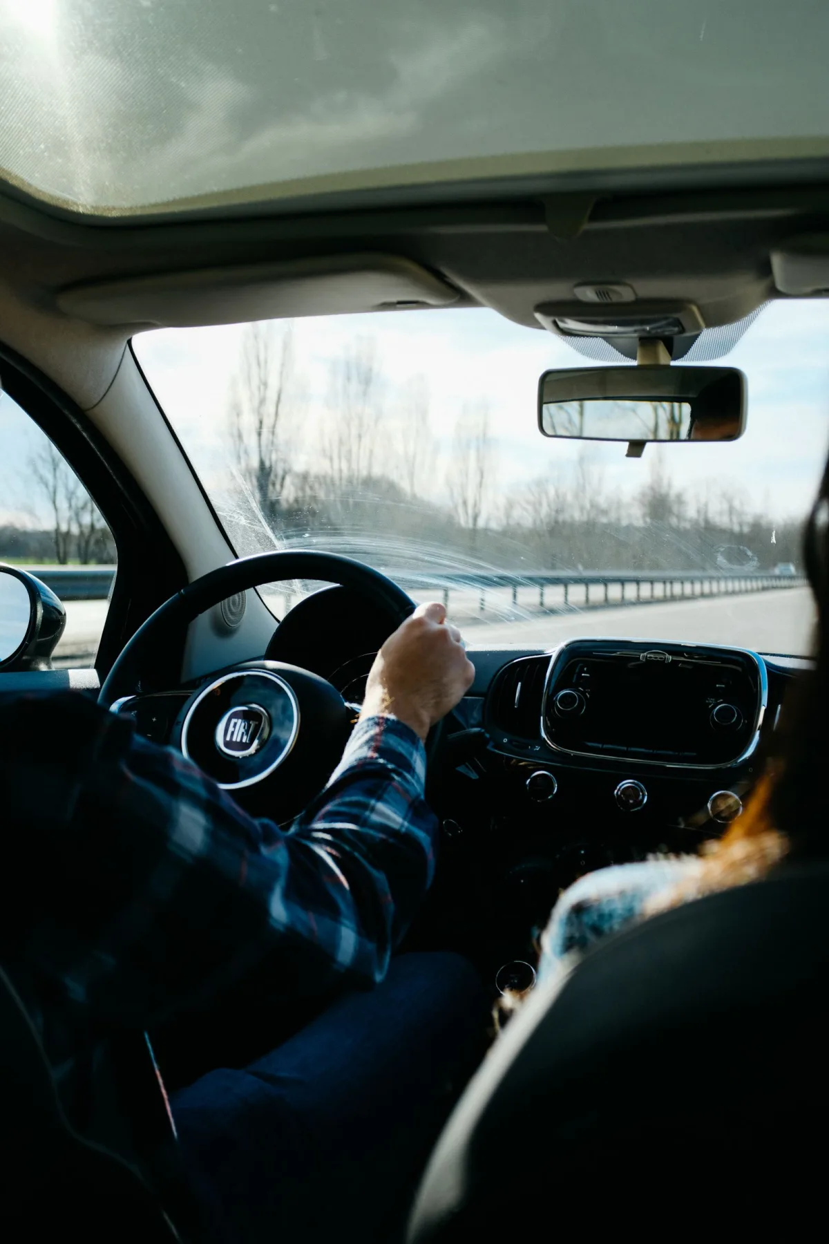 Conducteur au volant de son véhicule